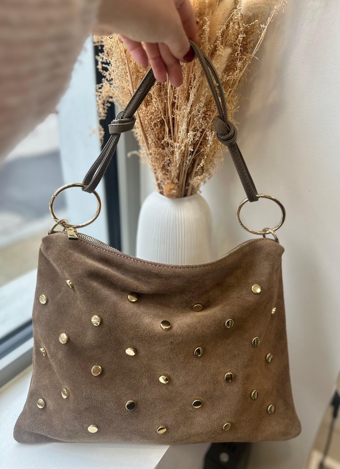 Sac en cuir à lanières et clous dorés