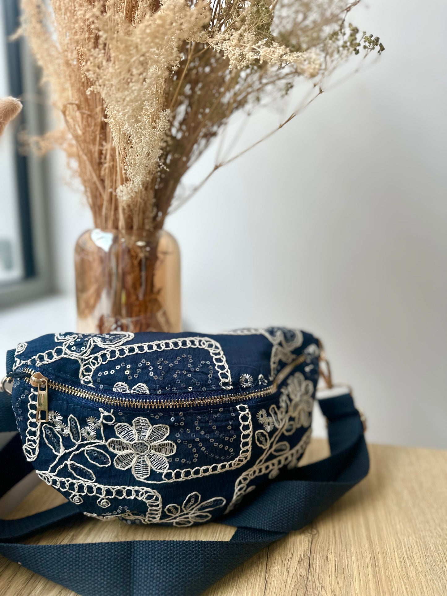 Banane brodée à motifs fleuris bleu