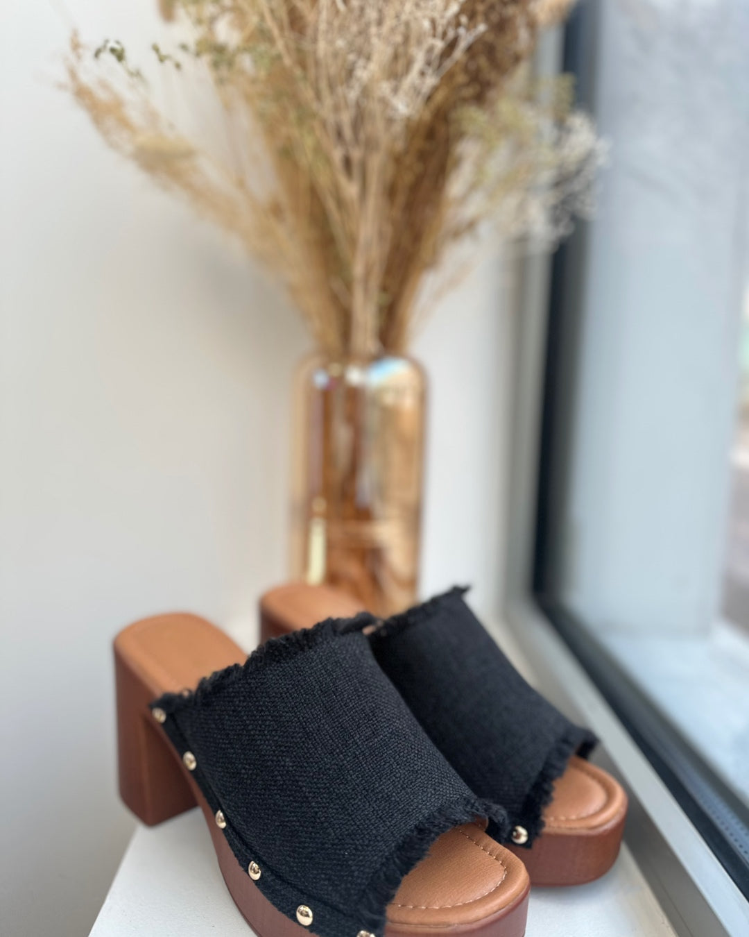 Sandales style sabots à talon en tissu