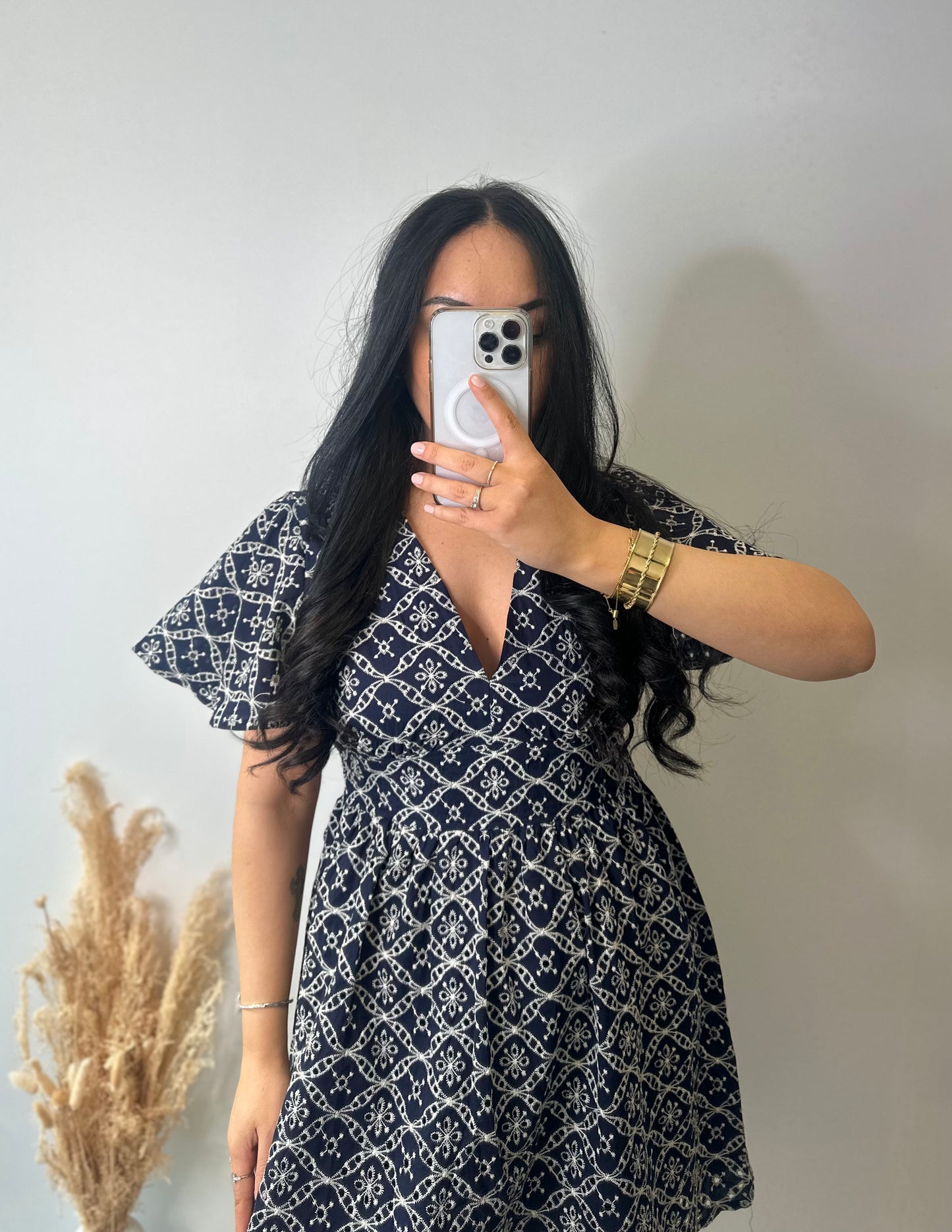 Robe marine marquée à la taille en broderie