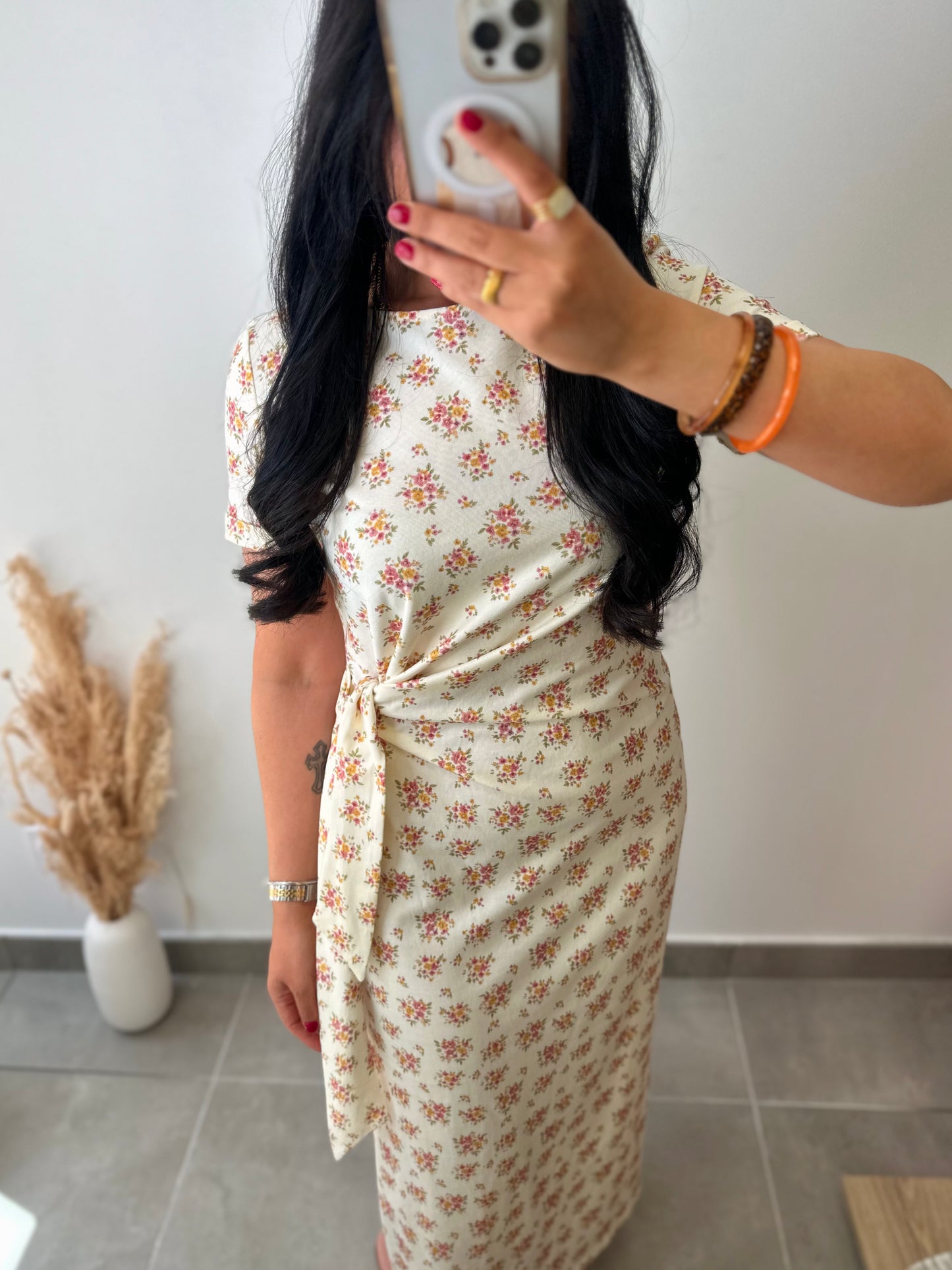 Robe motifs fleuris nouée sur le côté