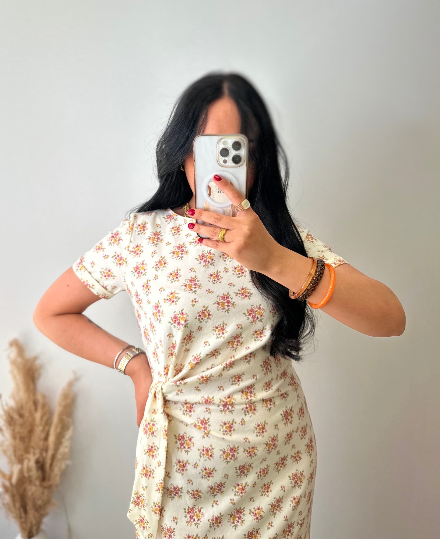 Robe motifs fleuris nouée sur le côté