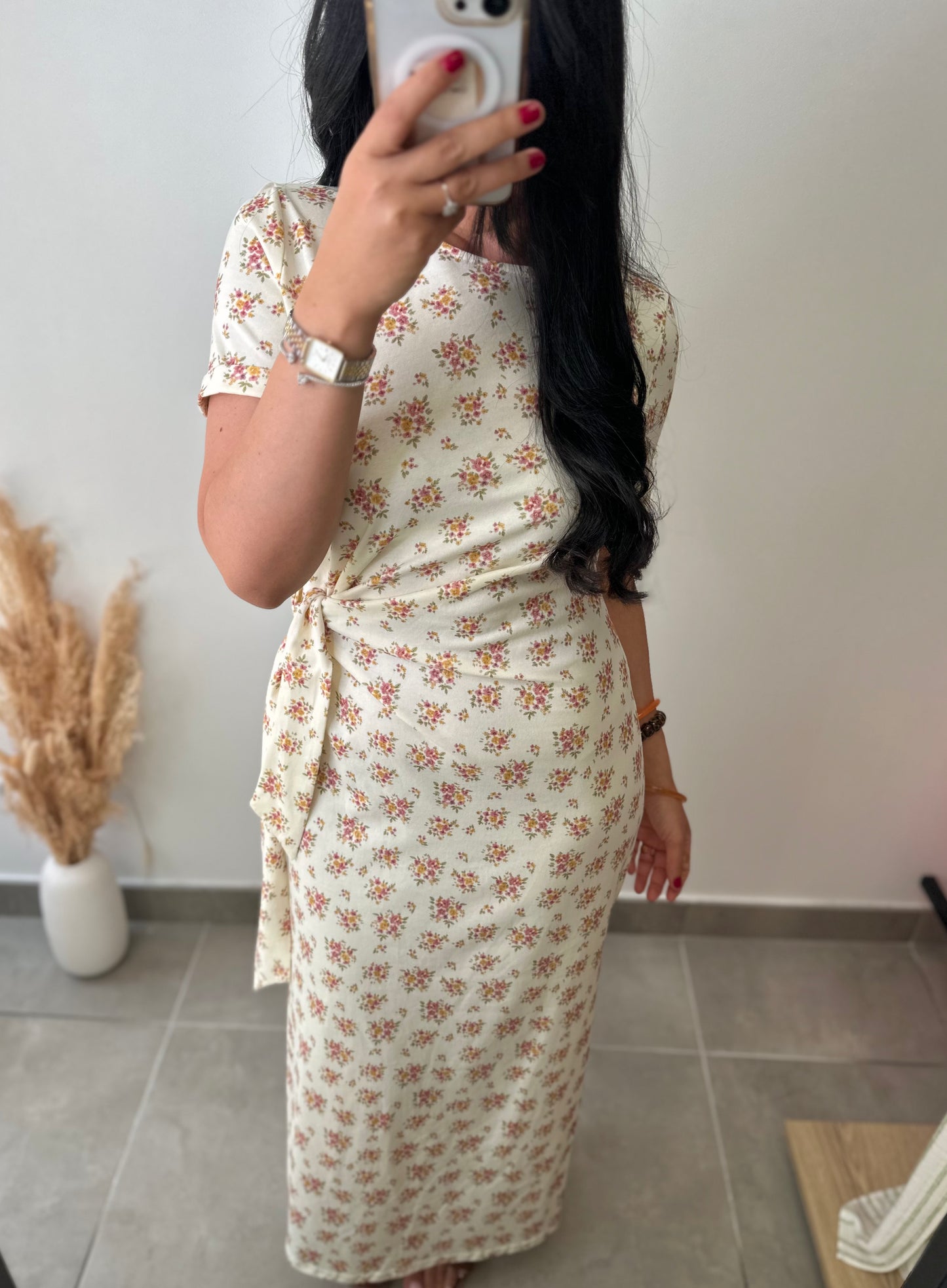 Robe motifs fleuris nouée sur le côté