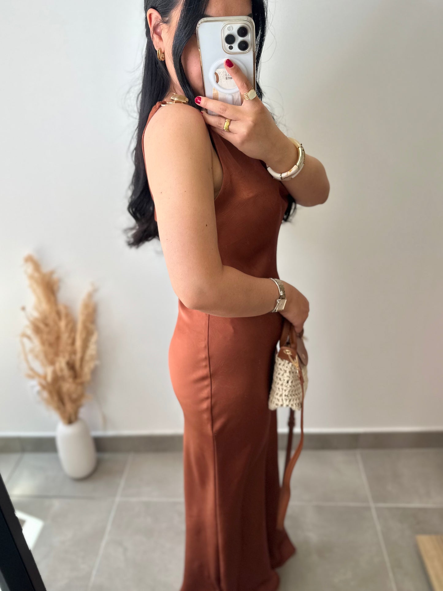 Robe longue satinée à perles terracotta