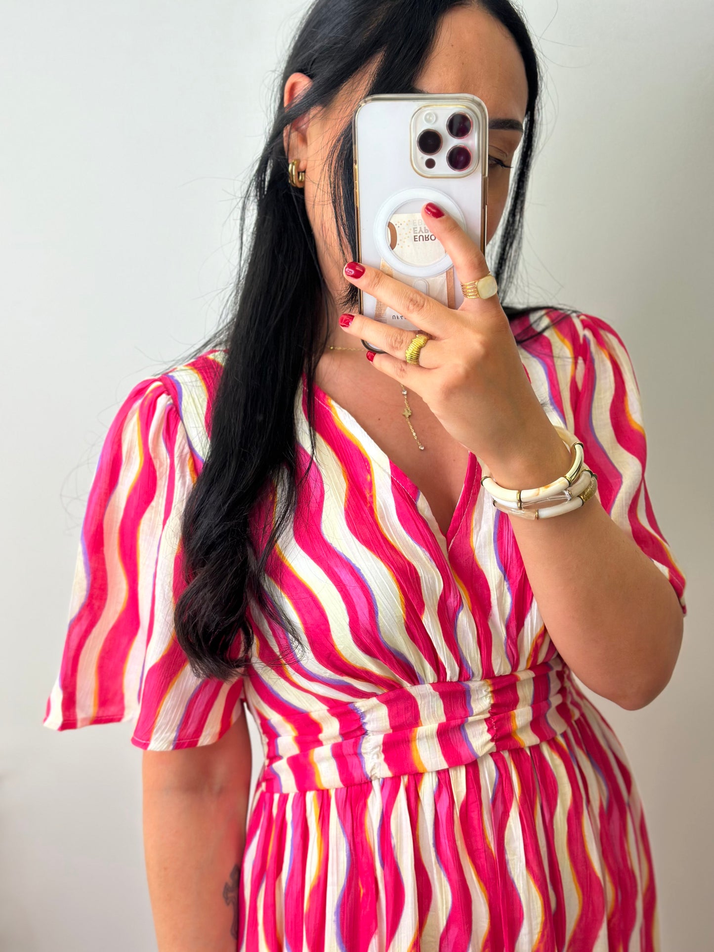 Robe fluide rose fuschia et violette à motifs