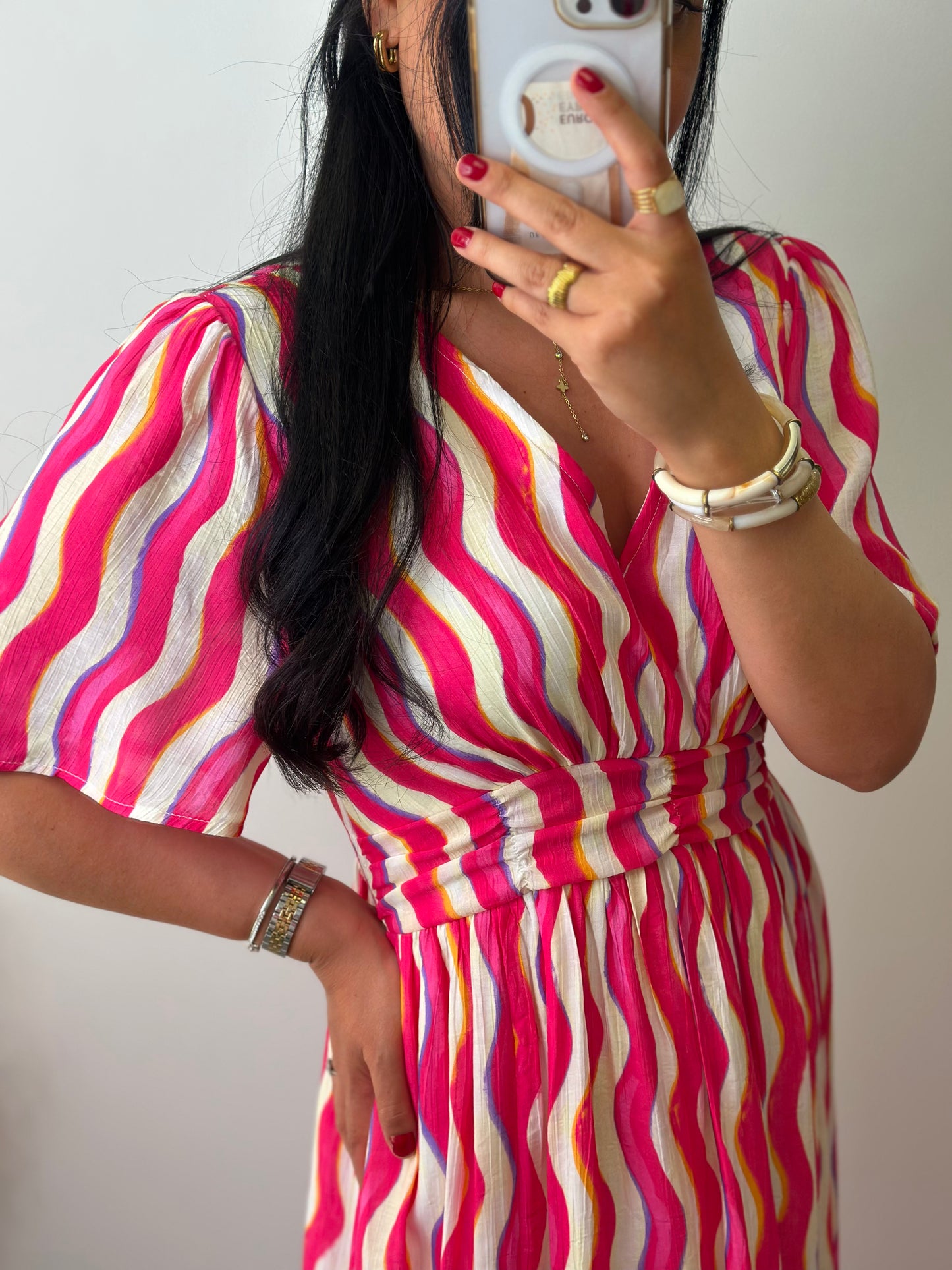 Robe fluide rose fuschia et violette à motifs