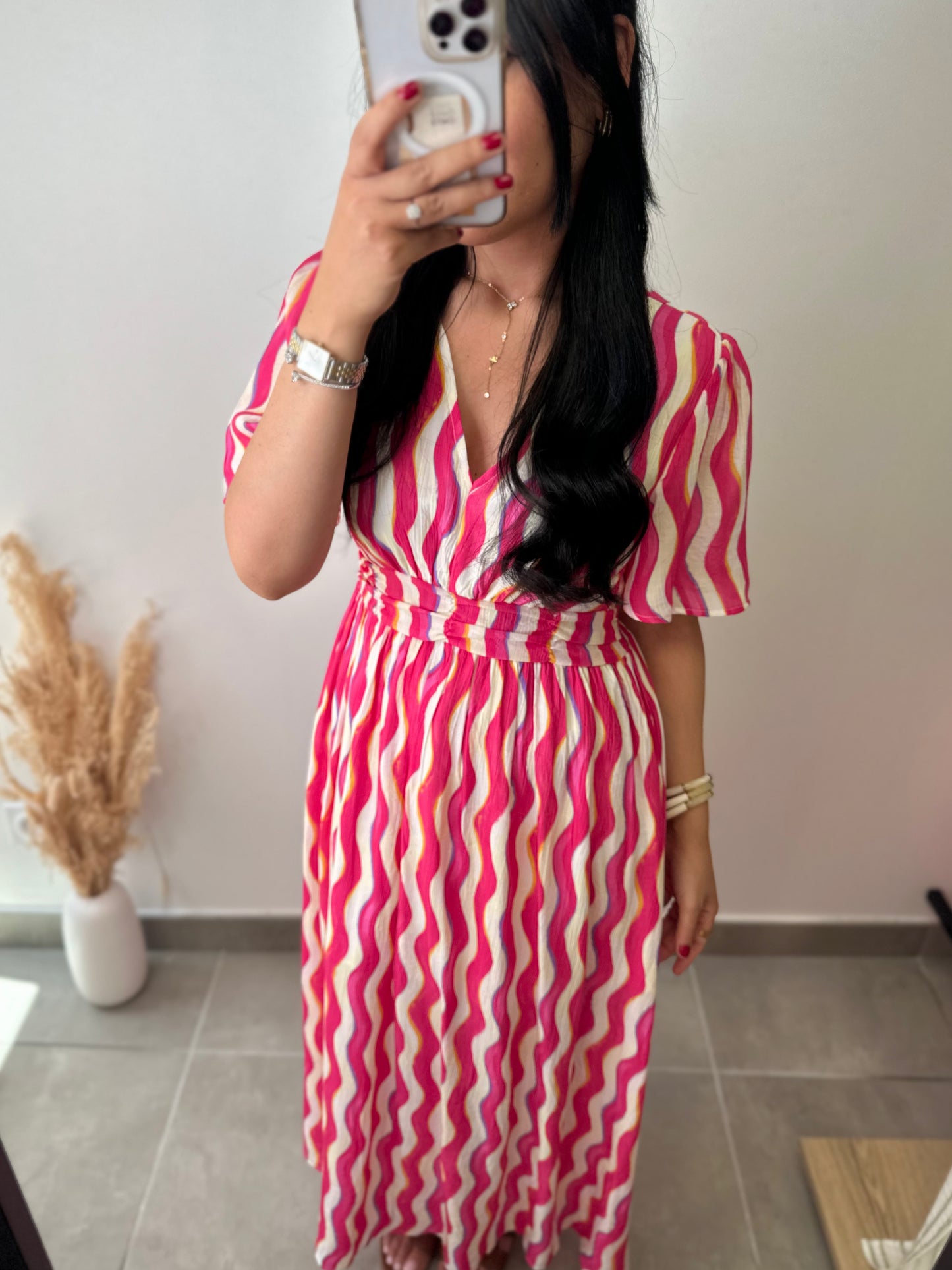 Robe fluide rose fuschia et violette à motifs