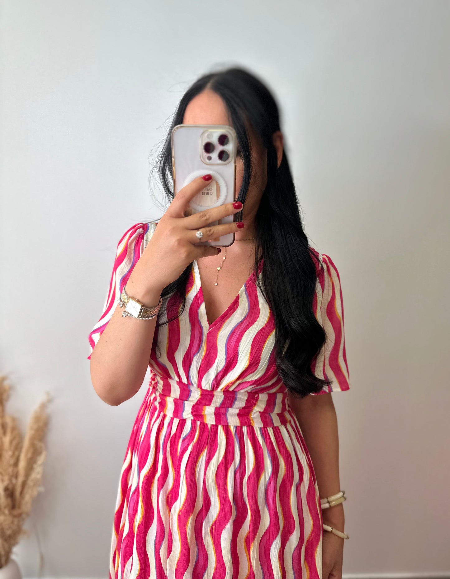 Robe fluide rose fuschia et violette à motifs