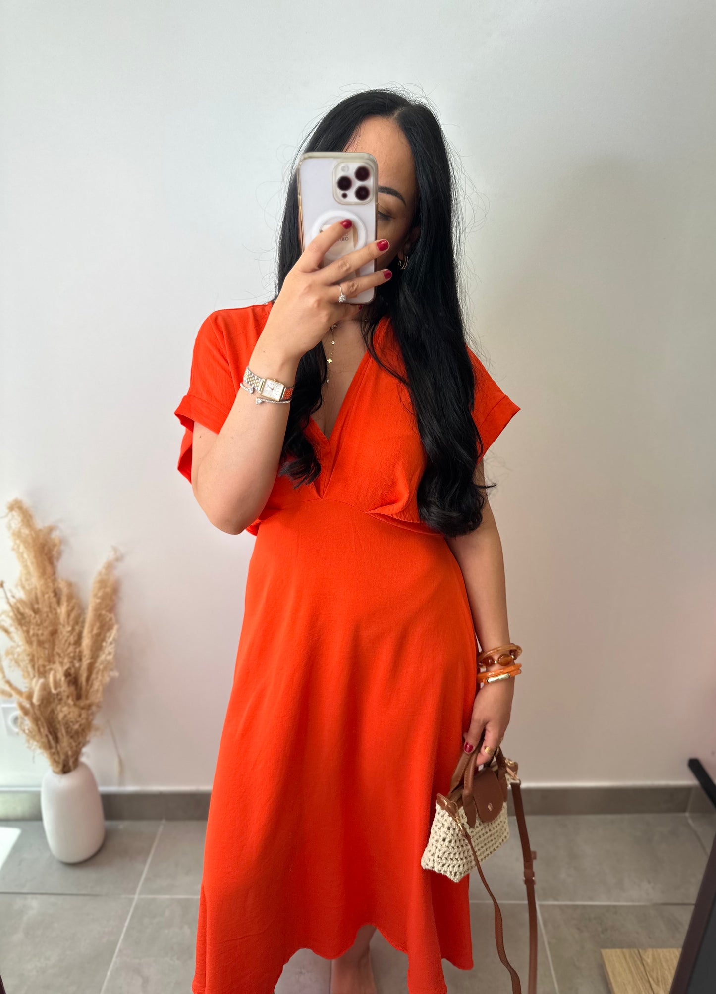Robe orange asymétrique sur le bas