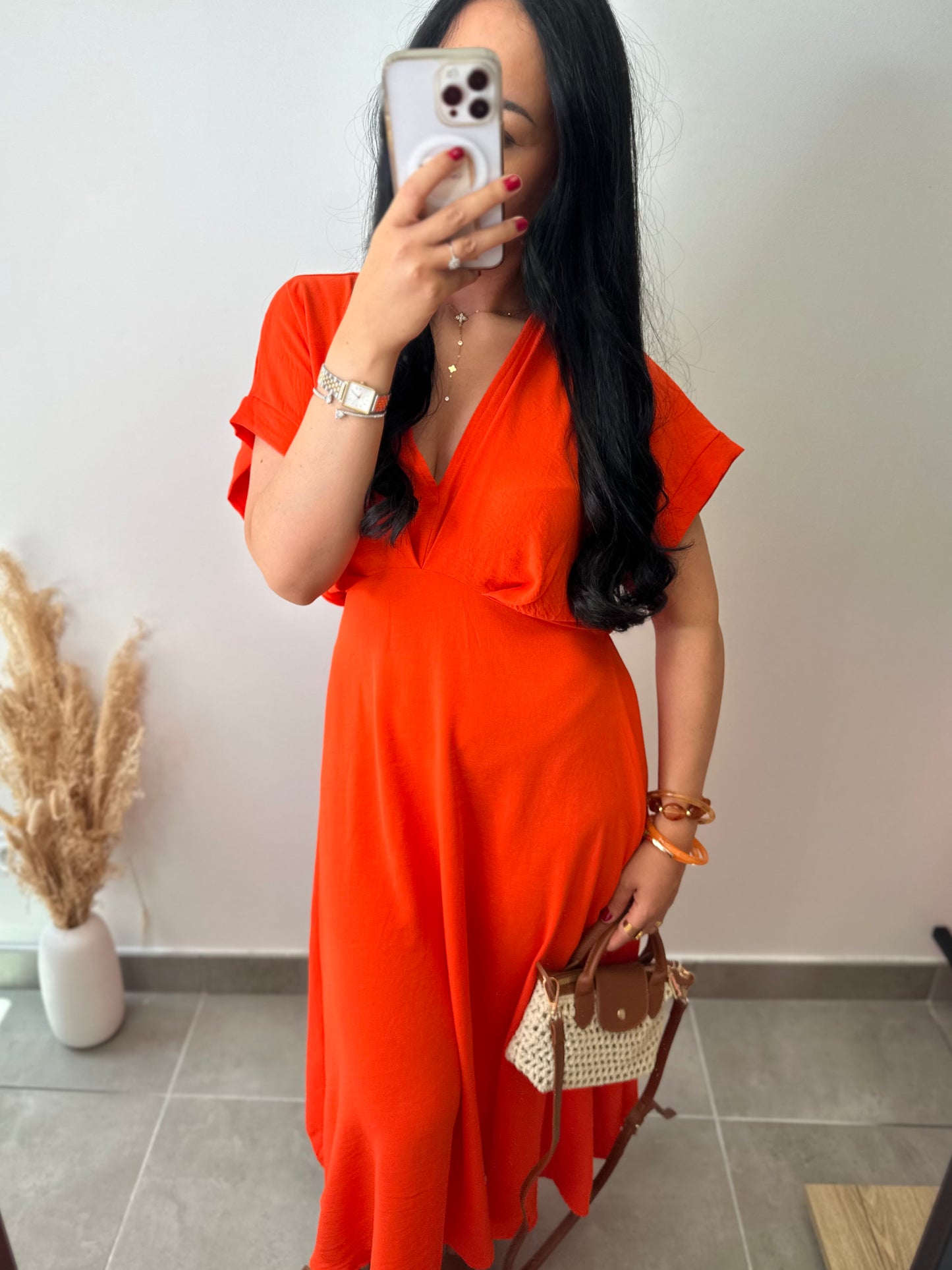 Robe orange asymétrique sur le bas