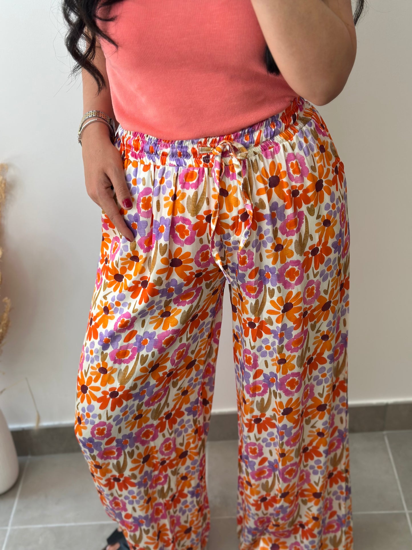 Pantalon à motifs fleuries en viscose satiné